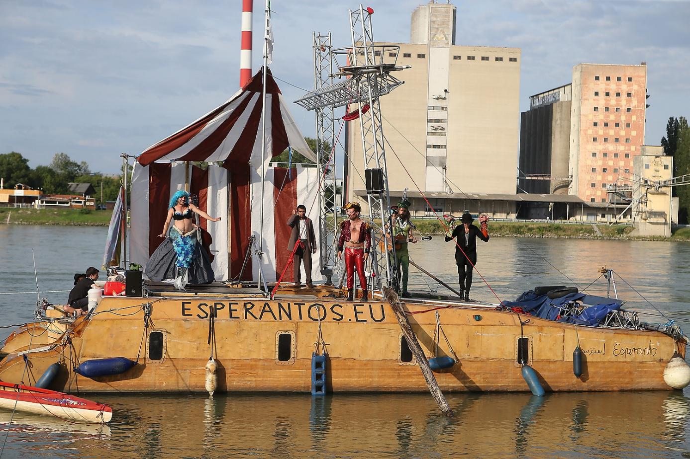 Floating theatre performance
